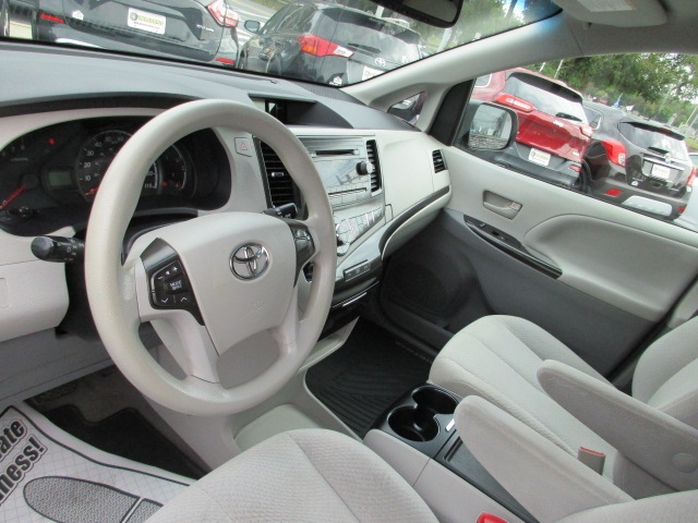 2013 Toyota Sienna LE photo 10