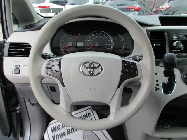 2013 Toyota Sienna LE photo 14