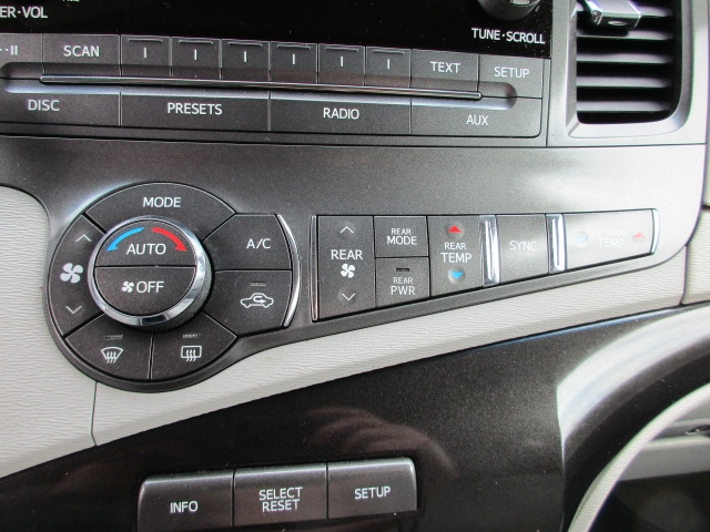 2013 Toyota Sienna LE photo 19