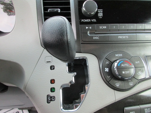 2013 Toyota Sienna LE photo 20