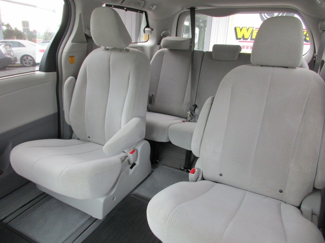2013 Toyota Sienna LE photo 22