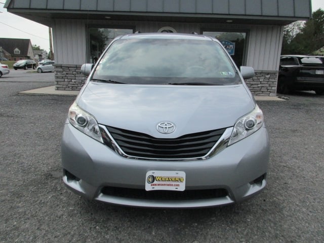 2013 Toyota Sienna LE photo 2