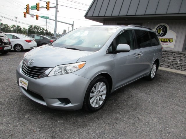 2013 Toyota Sienna LE photo 3